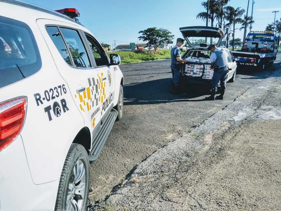Entorpecentes foram encontrados dentro de carro que guincho levava em Marília — Foto: Polícia Rodoviária/Divulgação