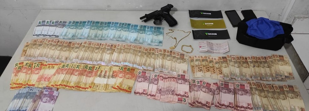 Jovens roubaram dinheiro, joias e talões de cheque em Marília — Foto: Polícia Militar/Divulgação