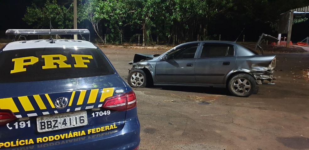 Fuga terminou quando carro saiu da pista e atingiu defensa metálica — Foto: PRF/Divulgação