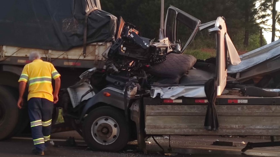 Motorista é resgatado das ferragens após colisão traseira entre caminhões em rodovia de Bauru — Foto: César Evaristo/TV TEM