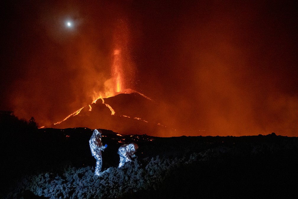 Integrantes da Unidade de Emergência Militar Espanhola monitoram a evolução de um novo fluxo de lava do vulcão Cumbre Vieja, em La Palma — Foto: Luismi Oritz/UME/AFP