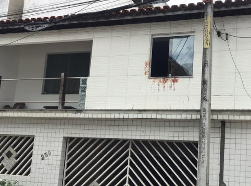 Caso ocorreu no primeiro andar da casa onde suspeito morava, em Santo Antônio de Jesus, na Bahia  — Foto: Site do Voz da Bahia/Thainá Santhos