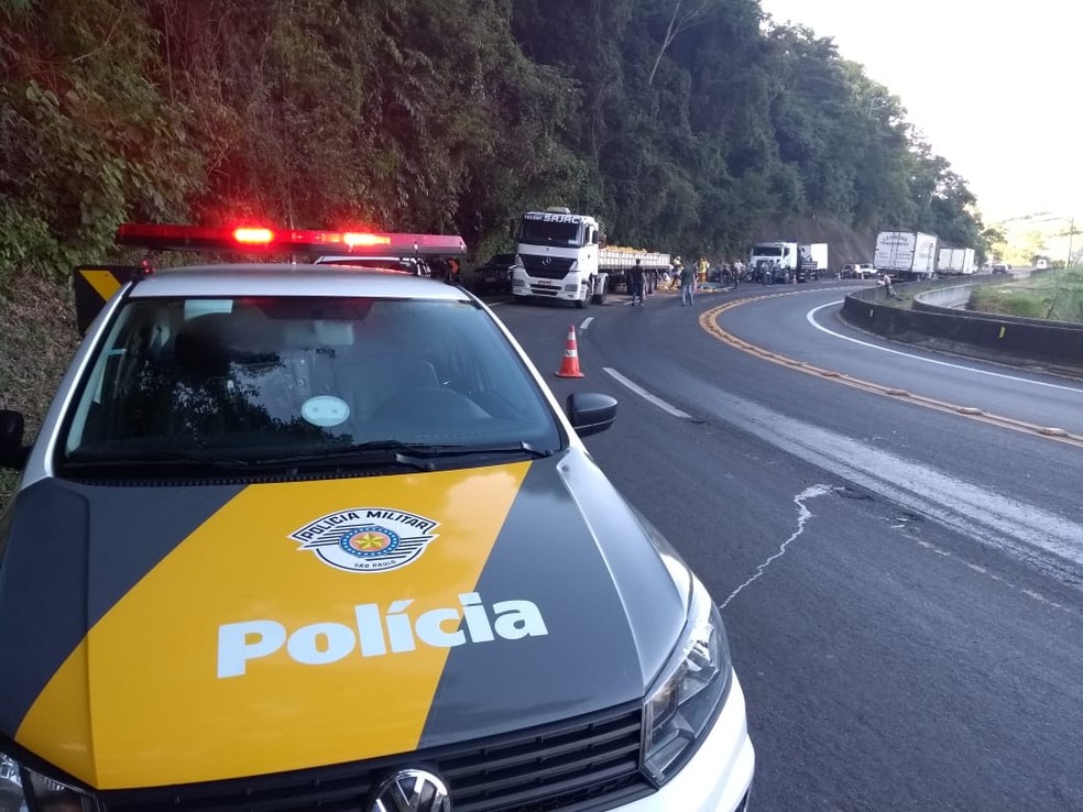 O trecho da Serra de Botucatu precisou ser sinalizado por causa da carga espalhada na rodovia  — Foto: Murilo Rincon/ TV TEM