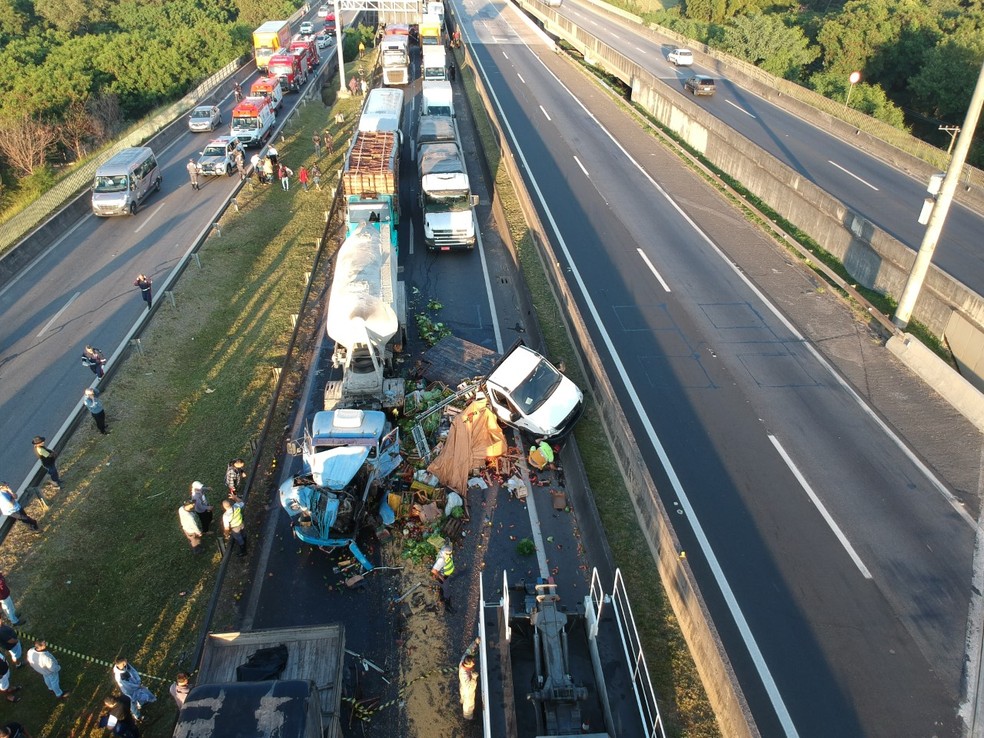 Van ficou prensada entre caminhão e ônibus em acidente na Raposo Tavares em Sorocaba — Foto: Anderson Cerejo/TV TEM
