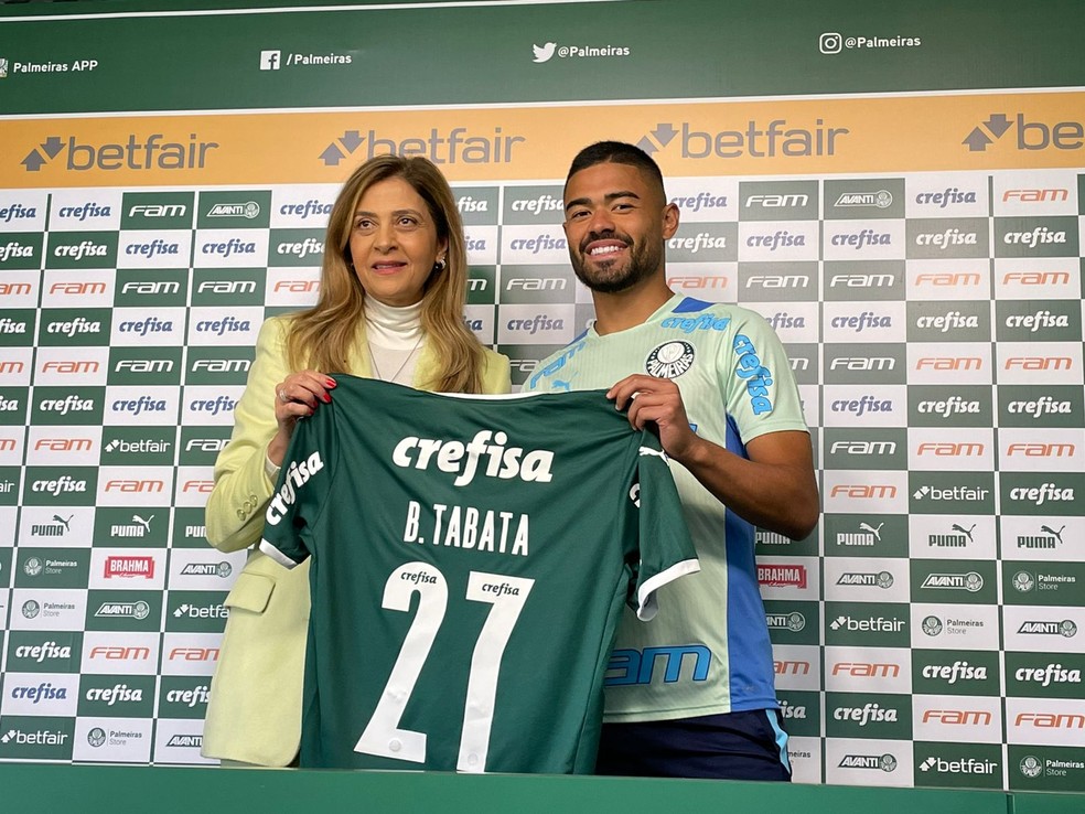 Bruno Tabata é apresentado pelo Palmeiras — Foto: Emilio Botta