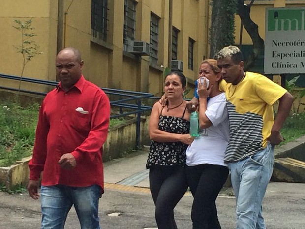 Mãe de Jonathan Moreira Ferreira, de 18 anos, sai chorando do IML de São Paulo (Foto: Tatiana Santiago/G1)