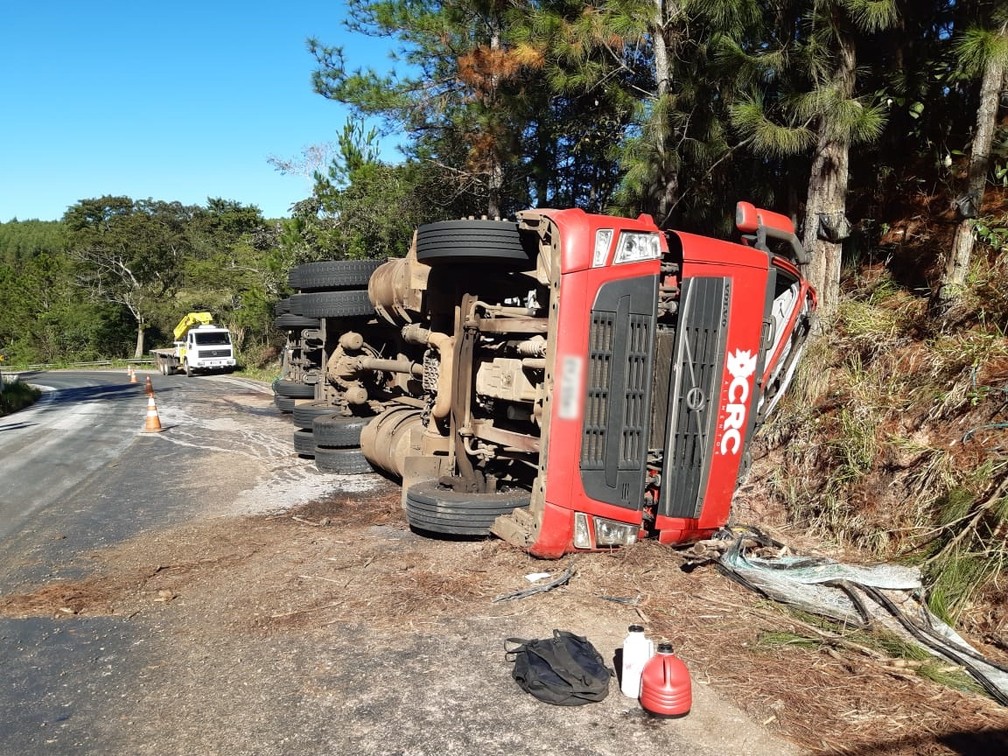 Carreta tombou em rodovia entre Campina do Monte Alegre (SP) e Buri (SP) — Foto: Arquivo Pessoal