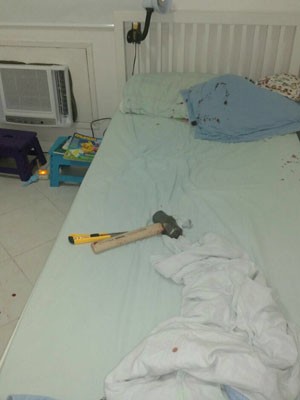 Na cama do quarto das crianças havia um martelo (Foto: G1)