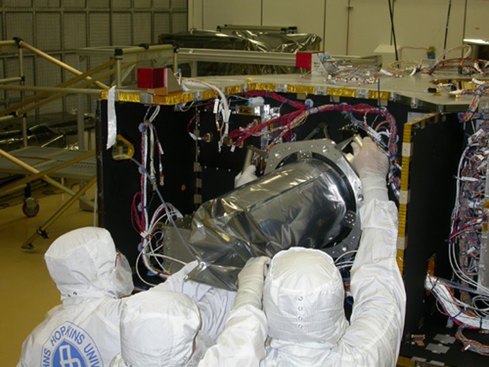 Técnicos instalam o instrumento Lorri para a missão New Horizons até Plutão em 2006 (Foto: Nasa)