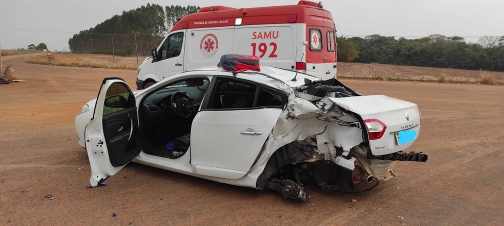 Carro ainda no local do acidente  — Foto: Polícia Civil/Divulgação