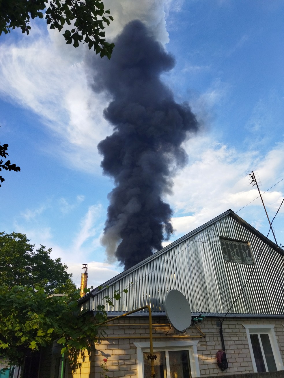 Fumaça sai de depósito de combustíveis em Novomoskovsk, na Ucrânia; local foi destruído após ataque militar russo em 18 de junho de 2022 — Foto: Reuters