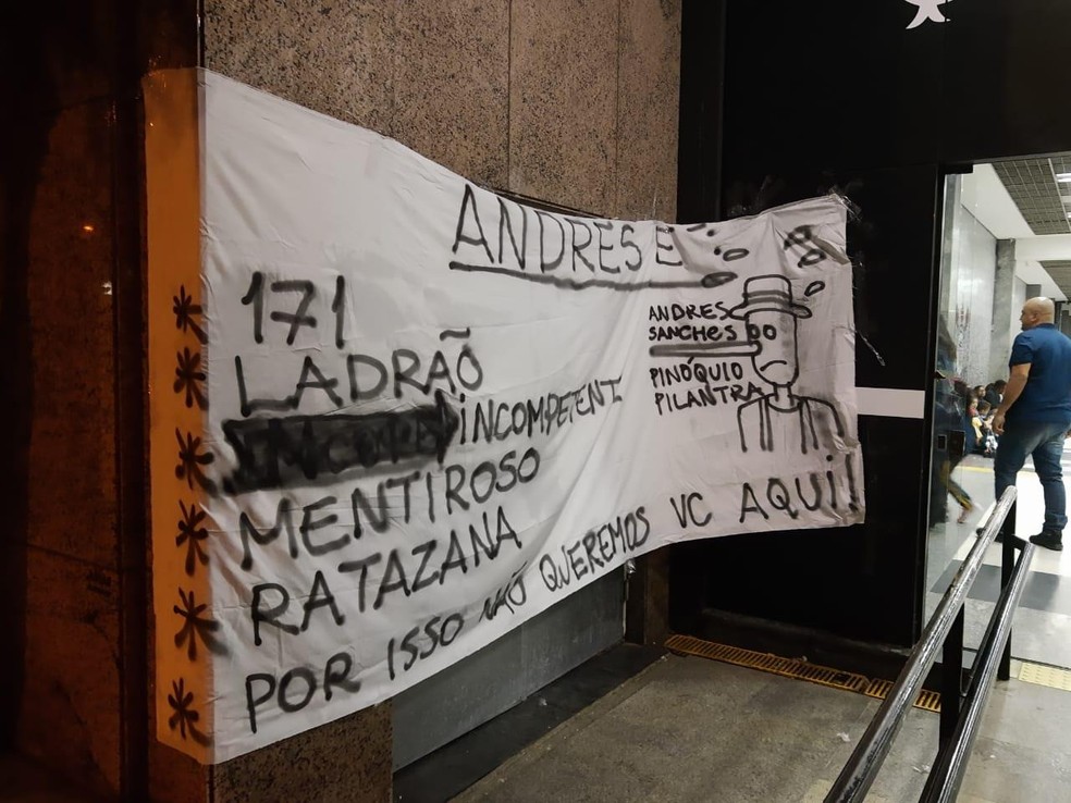 Protesto na porta da sede do Corinthians — Foto: Reprodução
