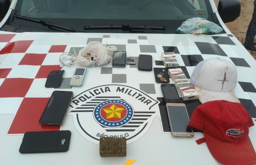 Foram apreendidos celulares e porções de drogas com os suspeitos em Ourinhos  — Foto: Polícia Militar / Divulgação 