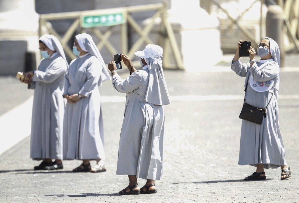 Freiras usando máscaras aguardam a oração do Angelus celebrada pelo Papa Francisco na Praça de São Pedro, no Vaticano — Foto: Riccardo de Luca/AP