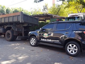 Caminhão do Exército detido na região de Campinas (Foto: André Natale/ EPTV)
