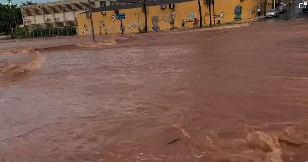 Chuva forte deixa avenida Nações Unidas alagada em Bauru — Foto: Fernando Silva/Arquivo pessoal
