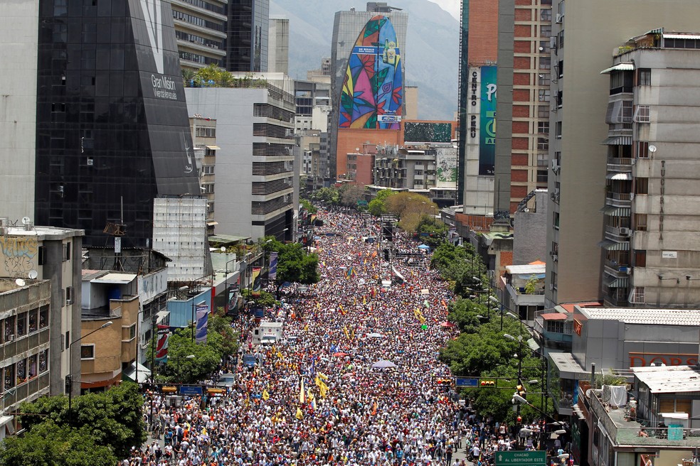 Ruas de Caracas são tomadas de manifestantes contrários ao governo de Nicolás Maduro (Foto: Reuters/Christian Veron)