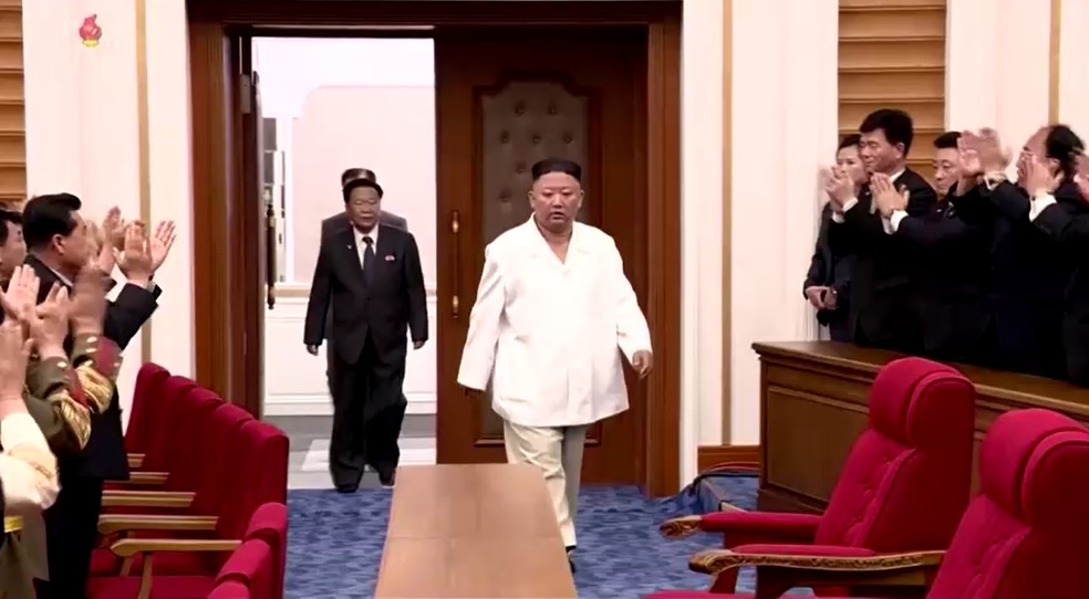 Líder da Coreia do Norte, Kim Jong Un, chegando a um concerto em Pyongyang. — Foto: Reprodução/Reuters
