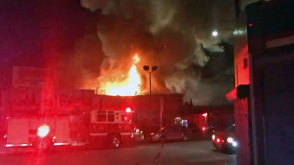 Bombeiros respondem a chamado de incêndio em galpão em Oakland (Foto: Reprodução/Twitter/OaklandFireLive)