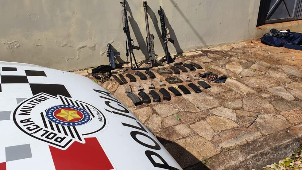 Armas e outros materiais foram apreendidos pela polícia  — Foto: Polícia Militar/Divulgação