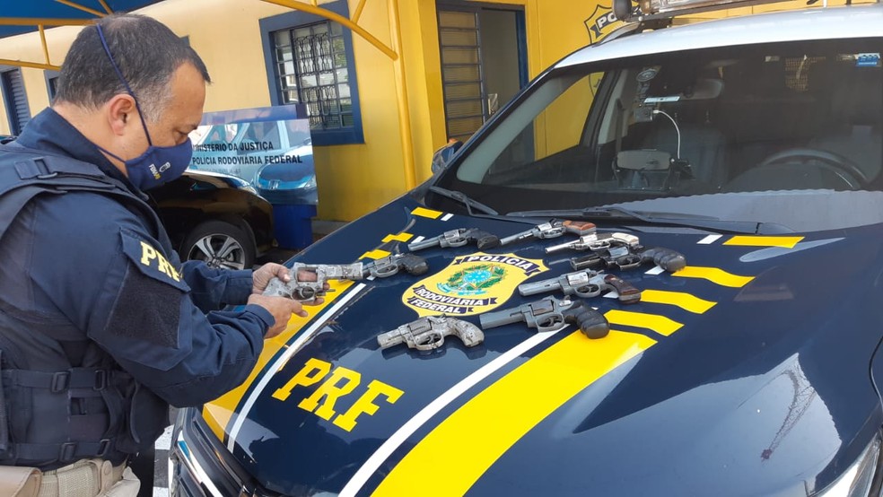 PRF encontrou nove revólveres com o casal, sendo oito de calibre 38 e um de calibre 32 — Foto: Polícia Rodoviária Federal/Divulgação