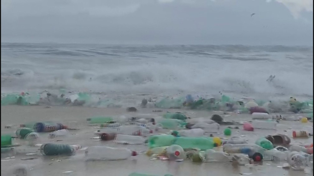 Várias garrafas plásticas aparecem no mar de São Conrado — Foto: Reprodução/TV Globo