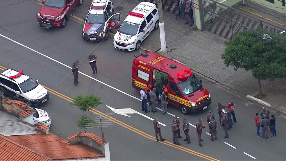 Bombeiros e carros da polícia em frente à empresa onde homem entrou atirando em funcionários no bairro da Saúde, Zona Sul de São Paulo, nesta sexta-feira (20) — Foto: TV Globo/Reprodução