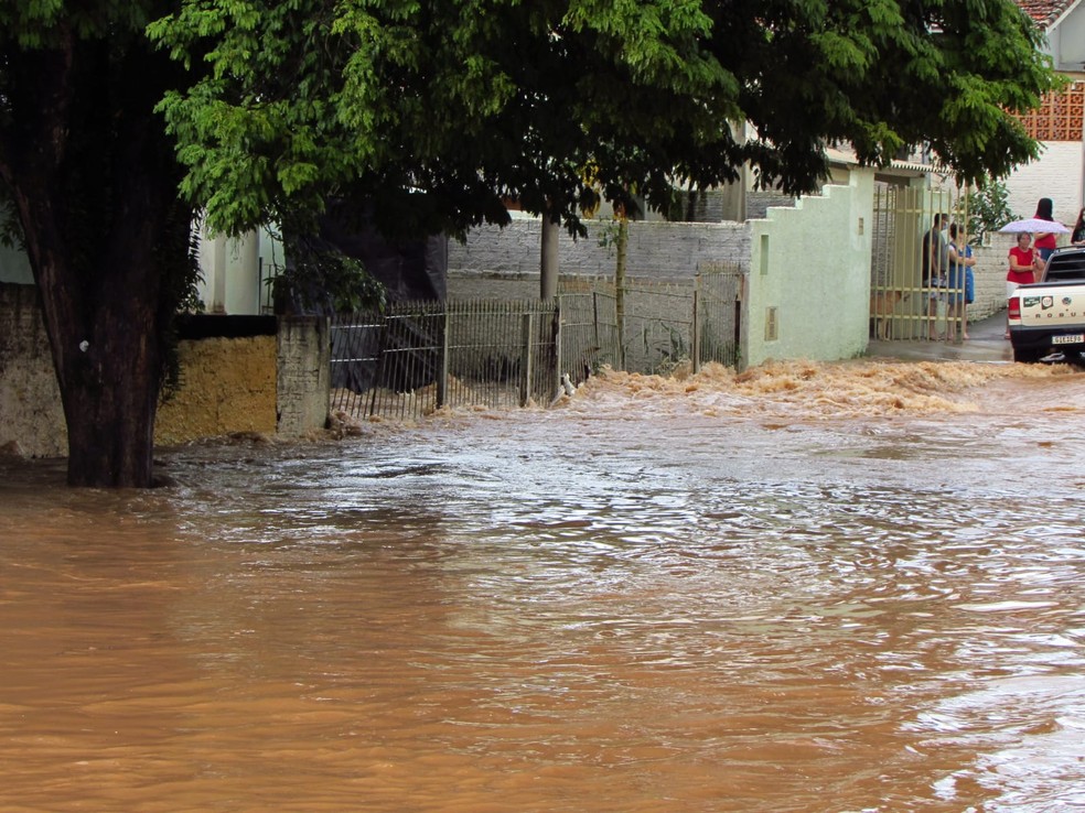 Ruas ficam alagadas durante temporal em Avaré — Foto: William Nushi/ Arquivo Pessoal 
