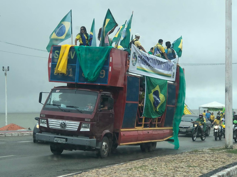 Manifestantes fazem ato na Avenida Litorânea, na orla marítima de São Luís — Foto: Jéssica Melo/TV Mirante