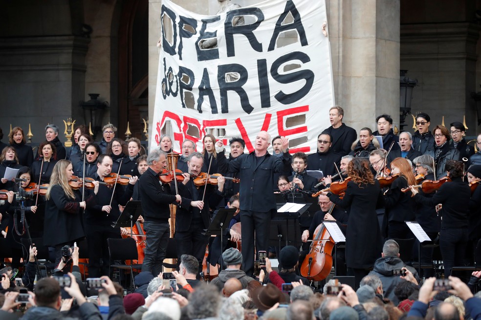 Músicos da Ópera de Paris fazem apresentação como forma de protesto — Foto: Charles Platiau/Reuters
