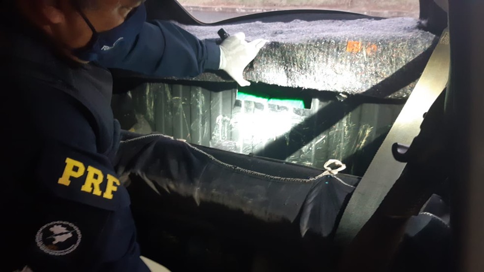 Drogas estavam no fundo falso atrás do banco traseiro do fusca em Ourinhos — Foto: Polícia Rodoviária Federal/Divulgação
