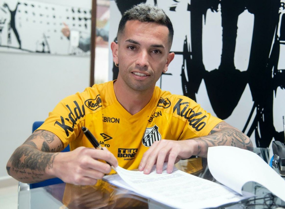 Gabriel Carabajal assina contrato com o Santos — Foto: Ivan Storti/Santos FC