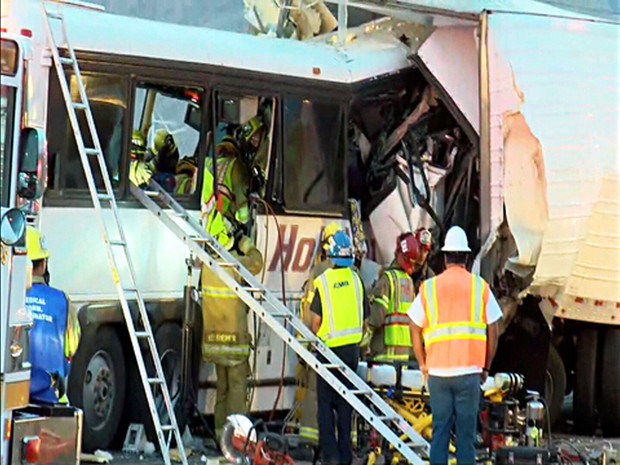Bombeiros trabalham no acidente entre um ônibus e uma carreta perto de Palm Springs, nos EUA (Foto: KESQ NewsChannel 3/CBS Local 2 via AP)
