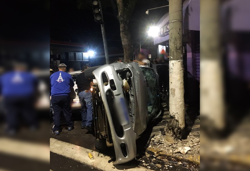 Carro capotou após colisão com outro veículo em cruzamento no centro de Itapetininga — Foto: Arquivo Pessoal