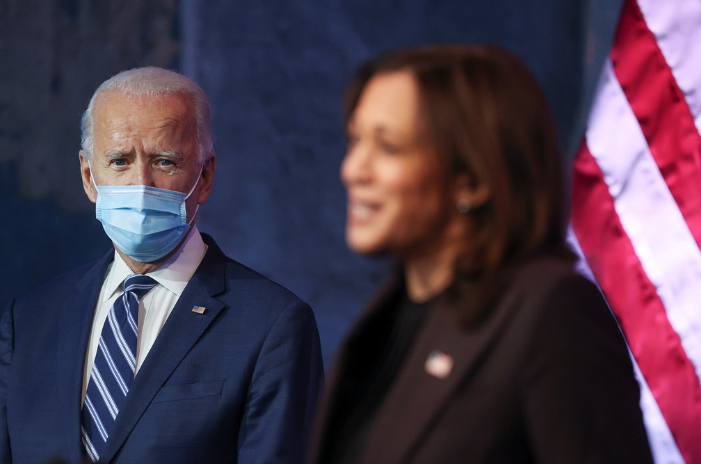 Eleitos presidente e vice dos EUA, Joe Biden e Kamala Harris discursam nesta terça-feira (10) sobre o Obamacare — Foto: Jonathan Ernst/Reuters