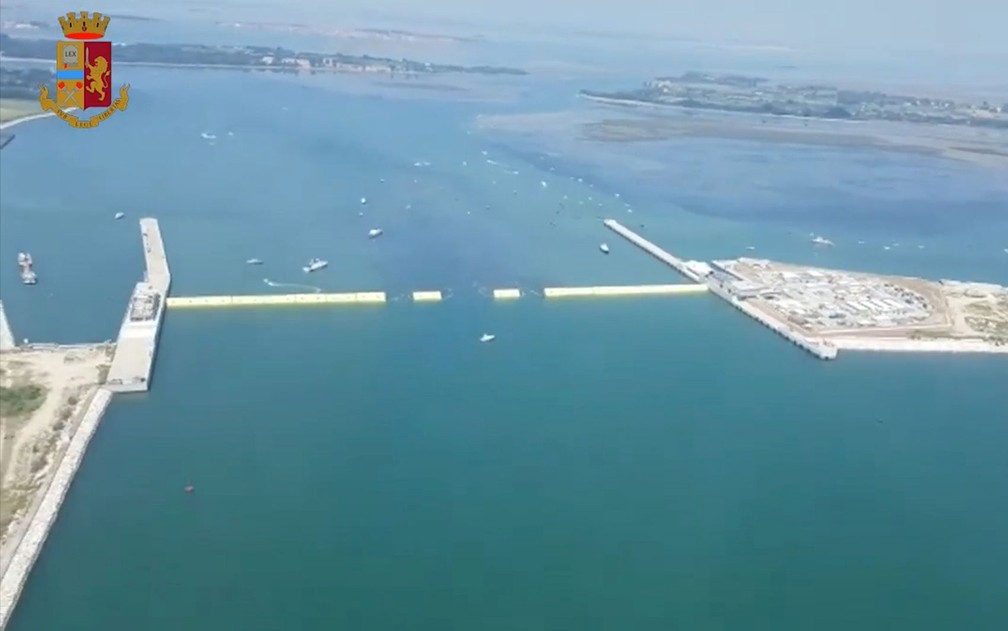 Vista aérea mostra algumas das 78 comportas amarelas do projeto Mose de barreiras, em Veneza, na Itália, durante teste na sexta-feira (10) — Foto: Italian police handout/Handout via Reuters