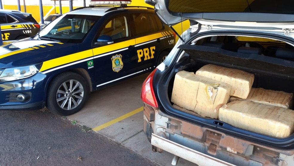 Carro com 500kg de maconha é abandonado em plantação de milho durante perseguição  — Foto: Divulgação/Polícia Rodoviária Federal