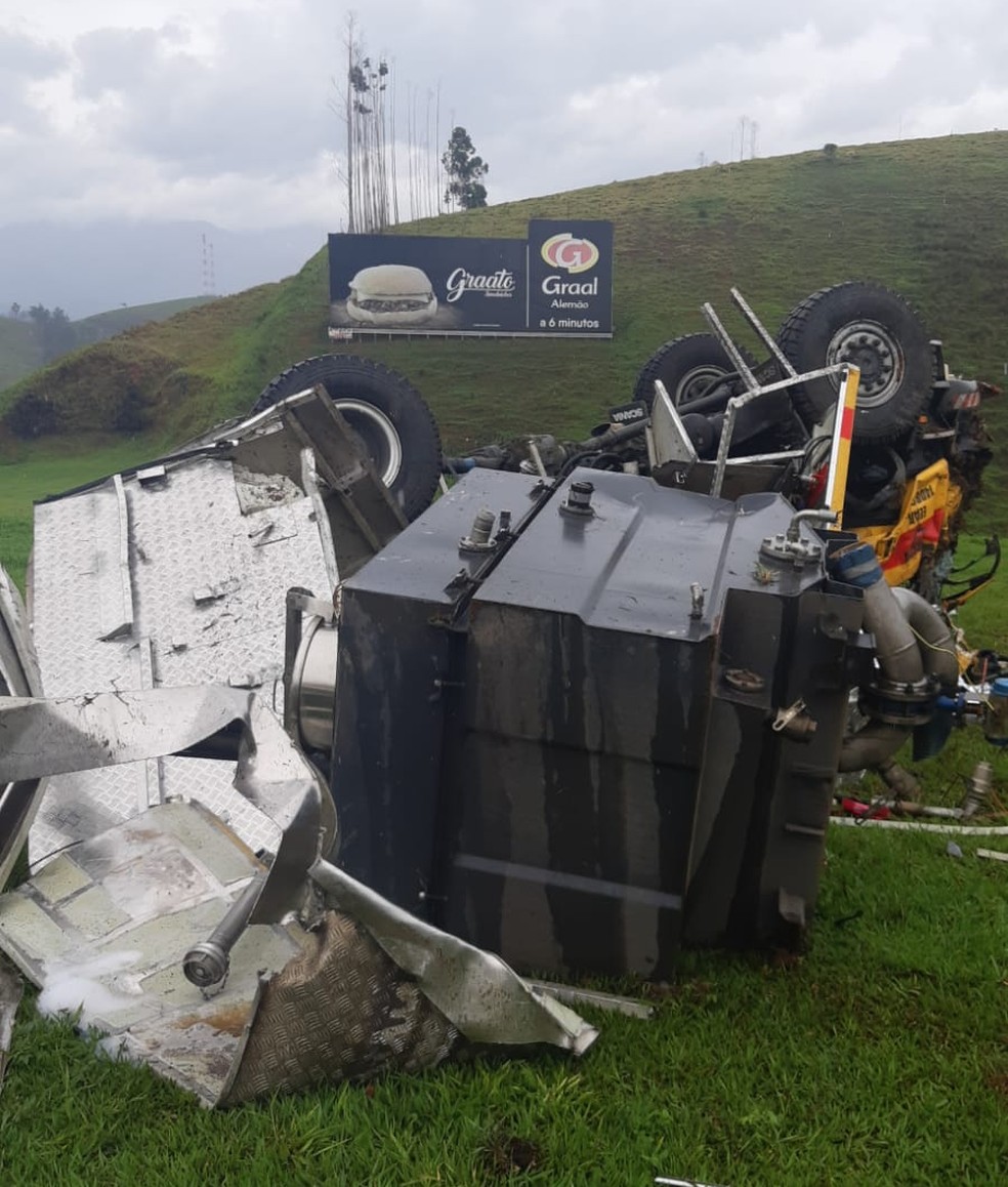 Dois morrem em acidente com caminhão da Aeronáutica na via Dutra  — Foto: Divulgação/ Polícia Rodoviária Federal