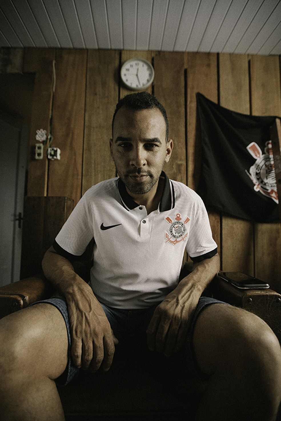 Torcedor posa com nova camisa do Corinthians — Foto: Divulgação