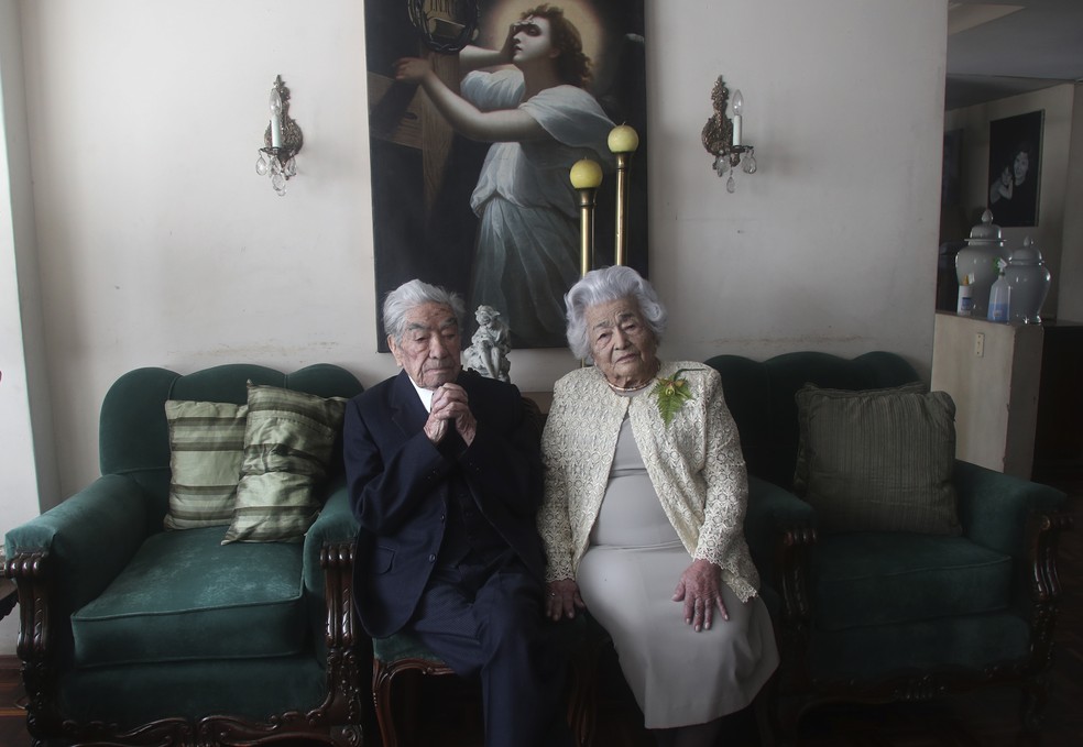 Julio Mora Tapia, de 110 años, Waldramina Quinteros, de 104. Casal mais velho do mundo — Foto: Dolores Ochoa/AP