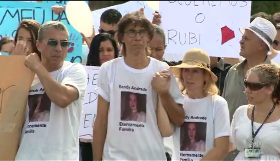 Pais de Sandy Andrade participam de ato de protesto por segurança na Unicamp (Foto: Reprodução/EPTV)