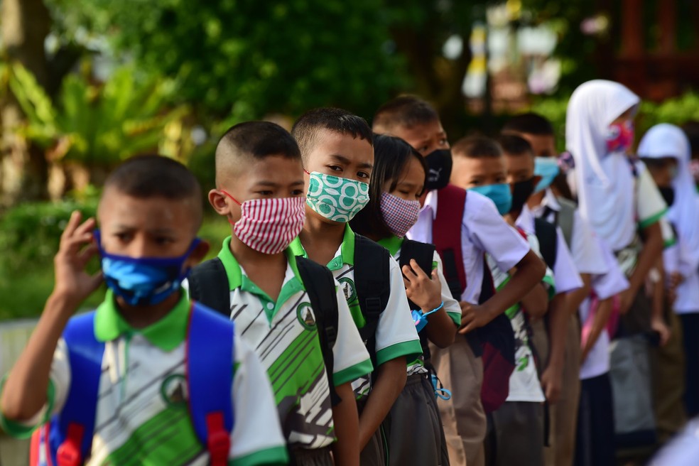 Alunos usam máscaras em escola na província de Narathiwat, no sul da Tailândia, em 1º de julho  — Foto: Madaree Tohlala / AFP
