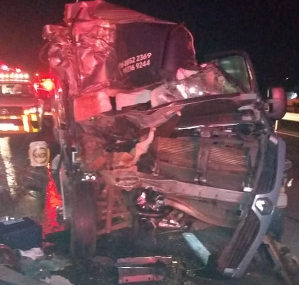 Van com 12 pessoas bateu na traseira de uma carreta na Rodovia Anhanguera, em Americana; duas pessoas morreram na hora. — Foto: Corpo de Bombeiros/Divulgação