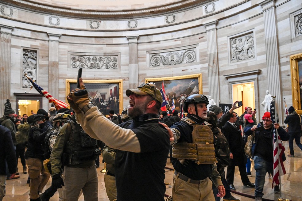 Apoiadores de Trump ocupam a Rotunda do Capitólio após invasão, em 6 de janeiro — Foto: Saul Loeb/AFP