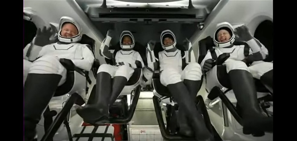 Tripulantes esperam para sair da nave da SpaceX depois do pouso no Oceano Atlântico — Foto: Reprodução