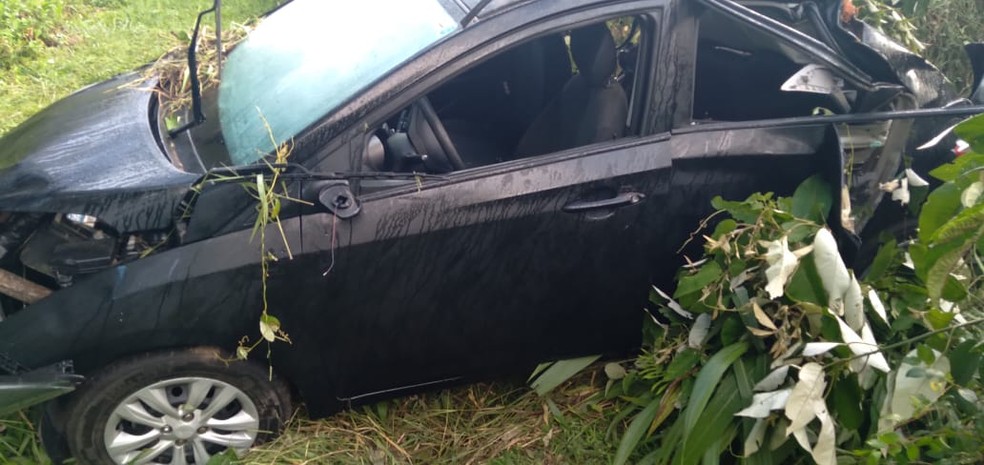 Carro foi jogado de uma ribanceira após ser atingido por uma caminhonete em Tapiraí — Foto: Arquivo Pessoal