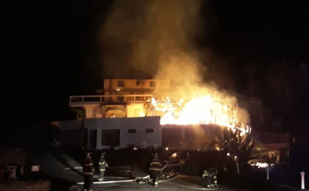 Incêndio destrói hotel em Campos do Jordão — Foto: Divulgação/ Corpo de Bombeiros