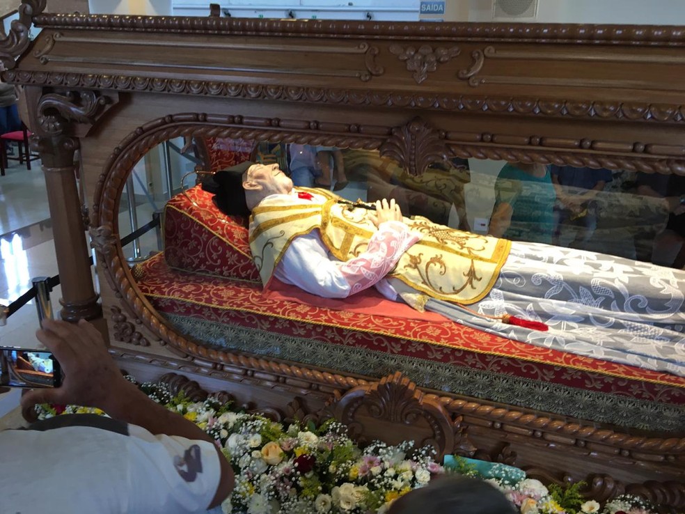 Estátua de cera do padre está em capela inaugurada em Tambaú — Foto: Brenda Bento/G1