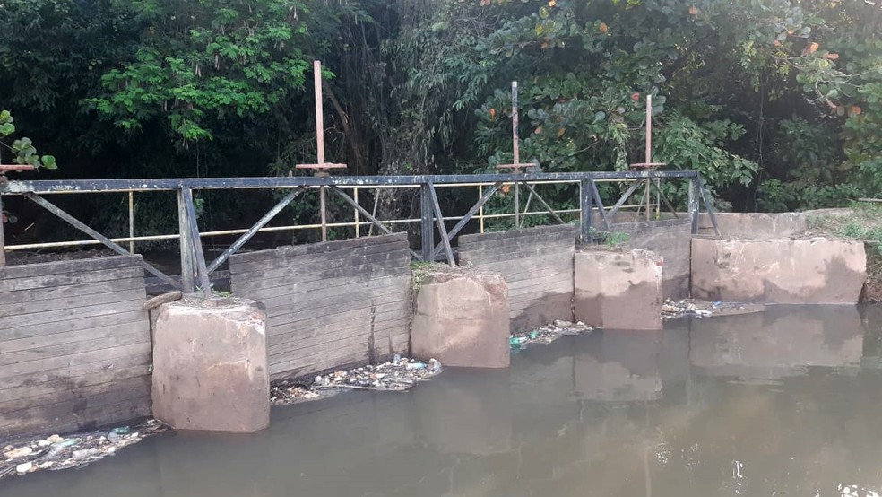 Prefeitura retirou 30 toneladas de lixo do canal que forma a cachoeira do Véu da Noiva, em Piracicaba — Foto: Edijan Del Santo/EPTV