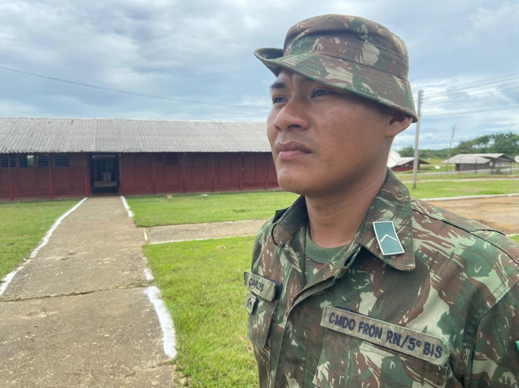 CALHA NORTE - Carlos Vieira Garcia, de 24 anos, é da etnia Piratapuia e faz parte da equipe militar do 1º PEF no povo Iauaretê.  — Foto: Mayara Subtil/Rede Amazônica